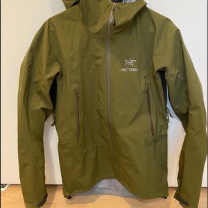 Arc’teryx Zeta AR men’s SZ SM, olive green.